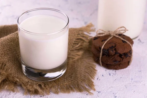 Glas Milch Und Schokoladenkekse Nahaufnahme — Stockfoto