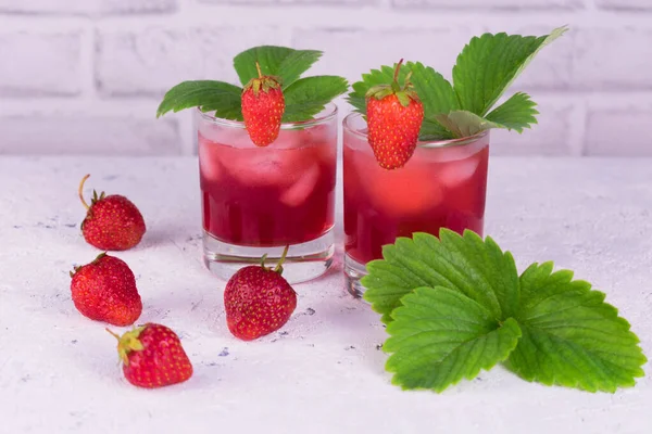 Bebida Refrescante Hecha Fresas Frescas Sobre Fondo Blanco —  Fotos de Stock