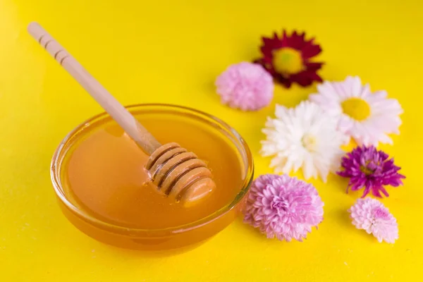 Miel Tazón Flores Sobre Fondo Amarillo Brillante Primer Plano — Foto de Stock