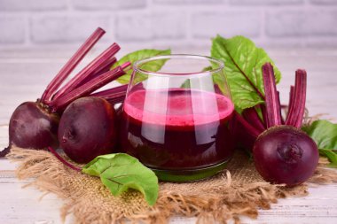 Bardakta sağlıklı pancar suyu. Yakın plan. Süper yemek..