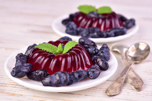 Ягодное желе. Желе из ягод жимолости.