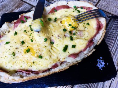 Khachapuri ekmek peynir dolu bir geleneksel Gürcü yemektir. Ekmek mayalı ve yükselmeye izin ve çeşitli şekillerde genellikle peynir ve peynir dip kullanılan ve sökük uzakta bir kabuk şeklinde. 