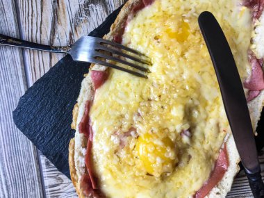 Khachapuri ekmek peynir dolu bir geleneksel Gürcü yemektir. Ekmek mayalı ve yükselmeye izin ve çeşitli şekillerde genellikle peynir ve peynir dip kullanılan ve sökük uzakta bir kabuk şeklinde. 