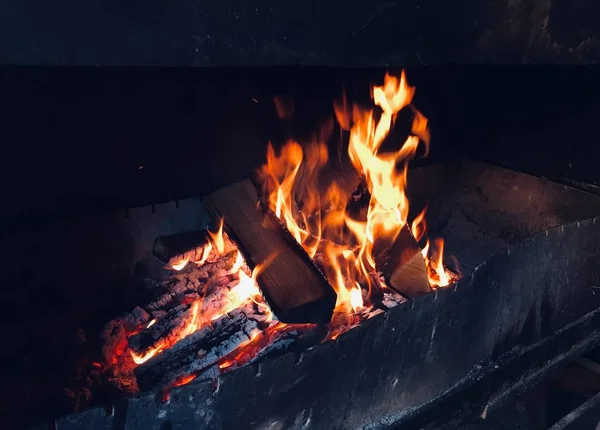 Smoldering Logs Open Fireplace Everyone Watch Firplace Burns Winter Place — Stock Photo, Image