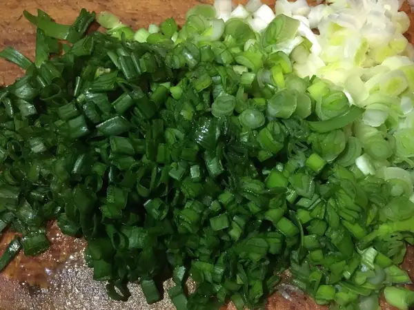 Vágott Nedves Zöld Hagyma Egy Íróasztal Konyhában Tavaszi Salátákhoz Nagyon — Stock Fotó