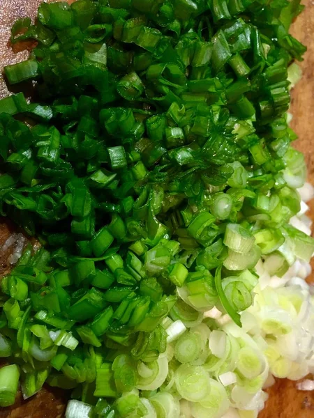 Mutfakta Bir Ahşap Masada Islak Yeşil Soğan Kesin Bahar Salatalarında — Stok fotoğraf