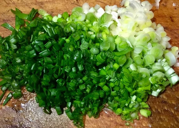 Mutfakta Bir Ahşap Masada Islak Yeşil Soğan Kesin Bahar Salatalarında — Stok fotoğraf