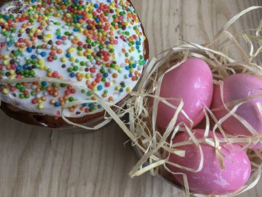 Saman paskalya kek paska ve renkli yumurta krashanka