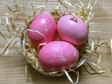 Saman pembe paskalya yumurtaları