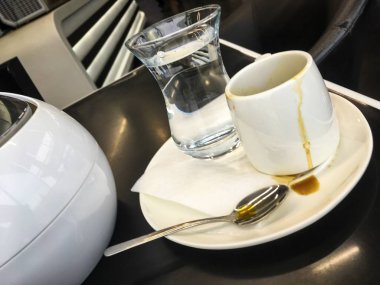 Su bardağı ile kahve fincanı