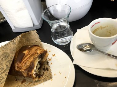 Kahve için çikolatalı kruvasan