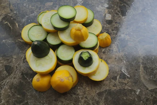 黄色と緑のズッキーニ 円にカット — ストック写真