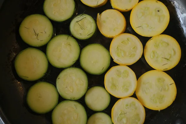 Kuning Dan Hijau Zucchini Diiris Dalam Bentuk Lingkaran Dalam Panci — Stok Foto