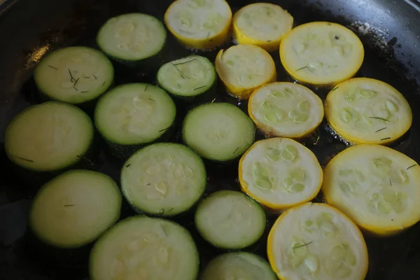 Gul Och Grön Zucchini Skivade Form Cirklar Kastrull — Stockfoto