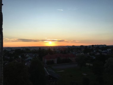 Bir deniz manzarası üzerinde farklı bulutlar