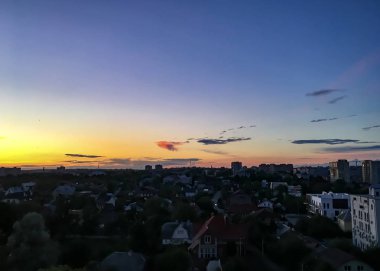 Bir deniz manzarası üzerinde farklı bulutlar