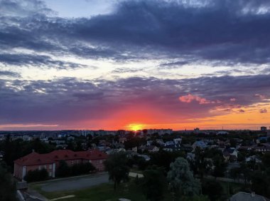 Bir deniz manzarası üzerinde farklı bulutlar