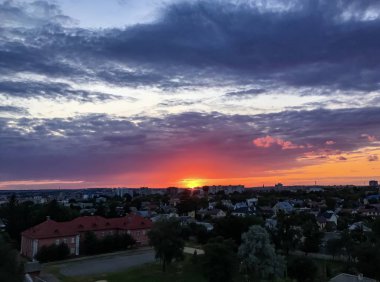 Bir deniz manzarası üzerinde farklı bulutlar