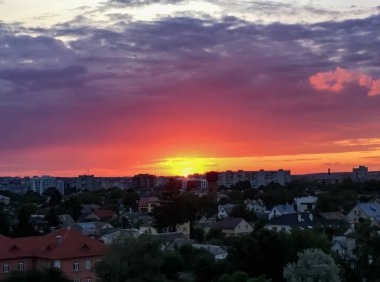 Bir deniz manzarası üzerinde farklı bulutlar
