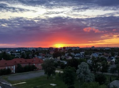 Bir deniz manzarası üzerinde farklı bulutlar