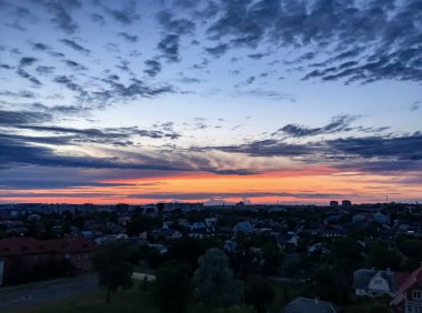 Bir deniz manzarası üzerinde farklı bulutlar