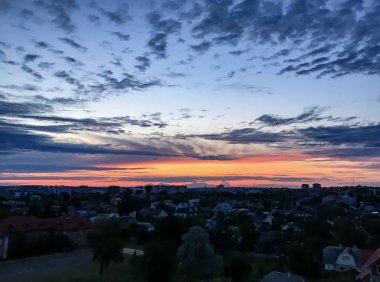 Bir deniz manzarası üzerinde farklı bulutlar