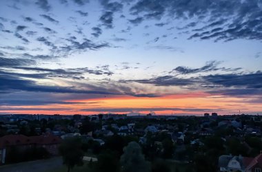 Bir deniz manzarası üzerinde farklı bulutlar