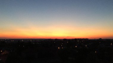 Bir deniz manzarası üzerinde farklı bulutlar