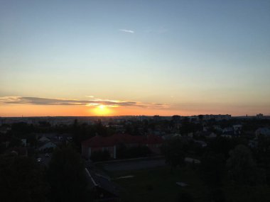 Bir deniz manzarası üzerinde farklı bulutlar