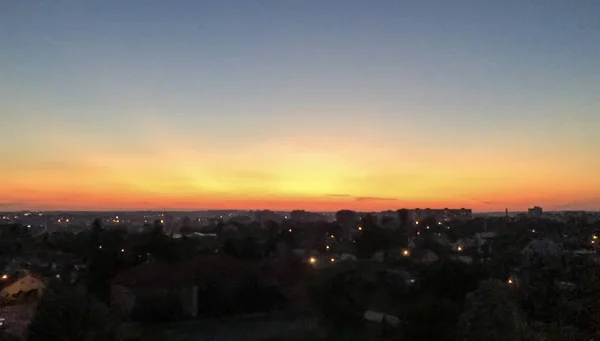 Bir deniz manzarası üzerinde farklı bulutlar