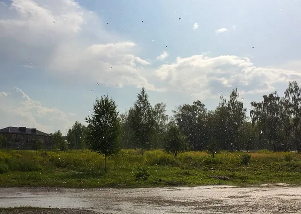 同時に太陽と雨の風景 — ストック写真