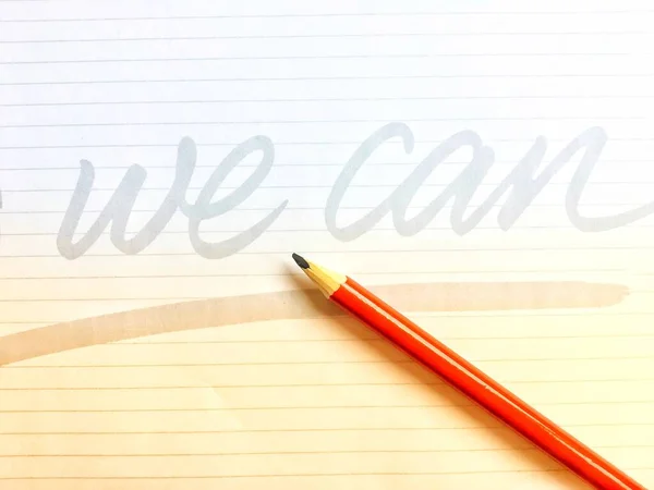 Olumlu Slogan Altında Kırmızı Kalem Olan Bir Kağıt Üzerinde Yapabiliriz — Stok fotoğraf