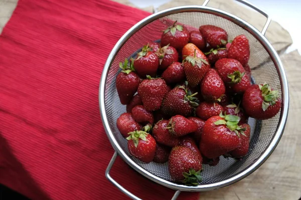 Fraises Fraîches Dans Tamis Fer Sur Bois — Photo