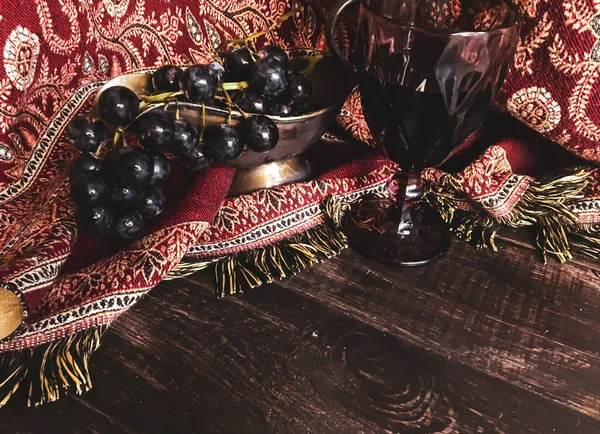 Grappolo Uva Vecchio Vaso Con Bicchiere Vino Tavolo Legno Uno — Foto Stock