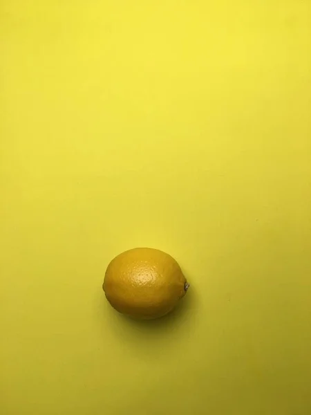 Limão Amarelo Fundo Amarelo — Fotografia de Stock