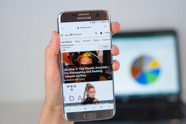 Telefon ekranında Tüm Hip Hop Web sitesi.
