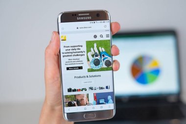 Nikon şirketinin web sitesi telefon ekranında.