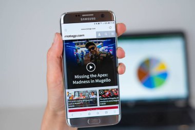 Telefon ekranında Motogp şirketin web sitesi.