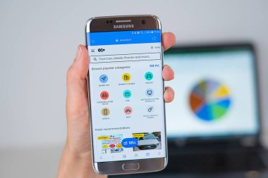 Telefon ekranında Olx şirketin web sitesi.