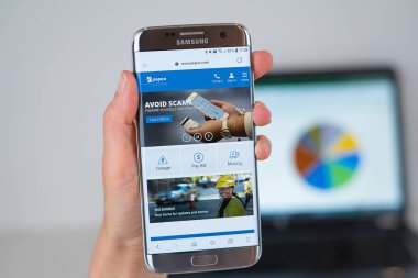 Telefon ekranında Pepco şirketin Web sitesi.