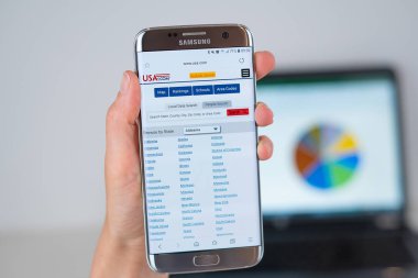 Telefon ekranında Usa.com Web sitesi.