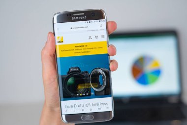 Nikon Usa şirketinin web sitesi telefon ekranında.