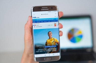 Telefon ekranında Fifa Web sitesi.