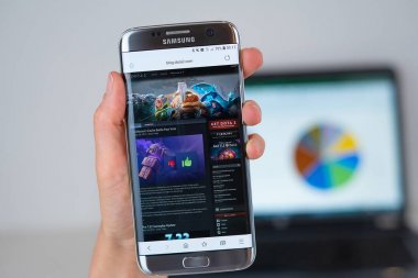 Telefon ekranında Dota2 Web sitesi.