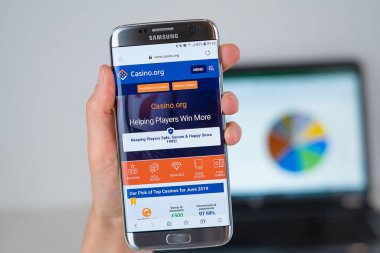 Telefon ekranında Casino.org şirketin web sitesi.