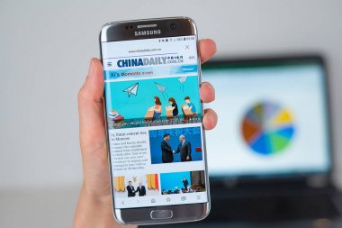Telefon ekranında China Daily şirketinin web sitesi.