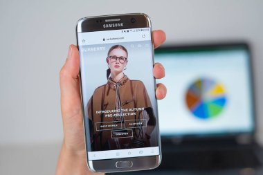 Telefon ekranında Burberry şirketin Web sitesi.