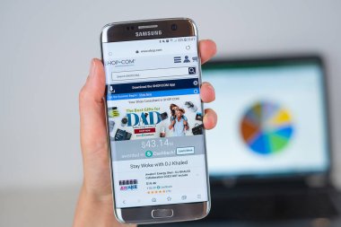 Telefon ekranında Shop.com şirketin web sitesi.