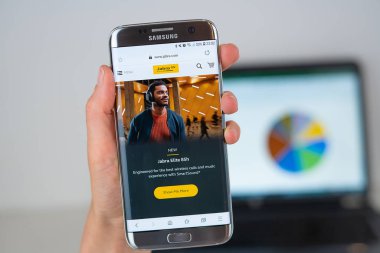 Telefon ekranında Jabra şirketin web sitesi.