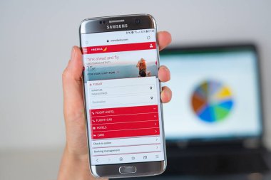 Telefon ekranında İberya şirketinin Web sitesi.